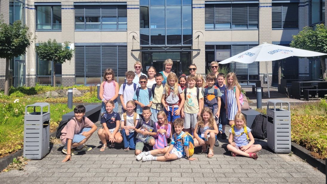Die Schüler:innen der GGS Annastraße mit ihren Lehrkräften und Bezirksbürgermeisterin Dr. Sabine Müller. ©Lisa Böttcher